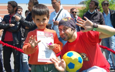 L'animateur met les plus jeunes en confiance