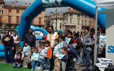 Groupe d'enfants autour de l'Arena Sky