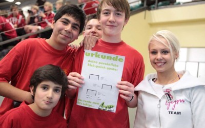 Groupe d'enfants fiers de leurs résultats