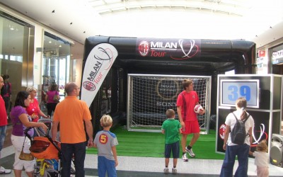 Le Milan AC Tour au milieu d'une galerie marchande