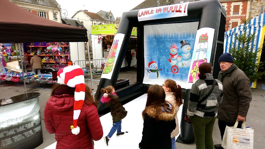 Lancer de boule de neige version gonflable. Une animation hiver Noël